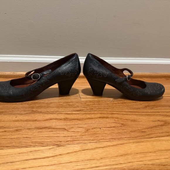 Naya Chalice Black Mary Janes with Floral Etching 8.5 N - Picture 2 of 7